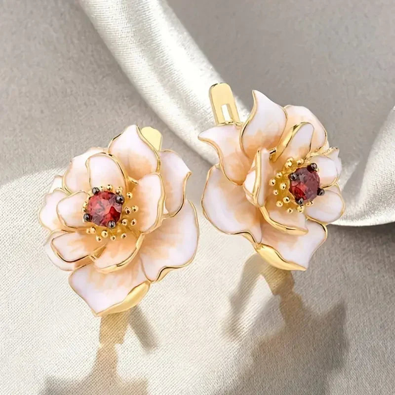 עגילי פרח לבן עם זירקוניה אדומה | זהב